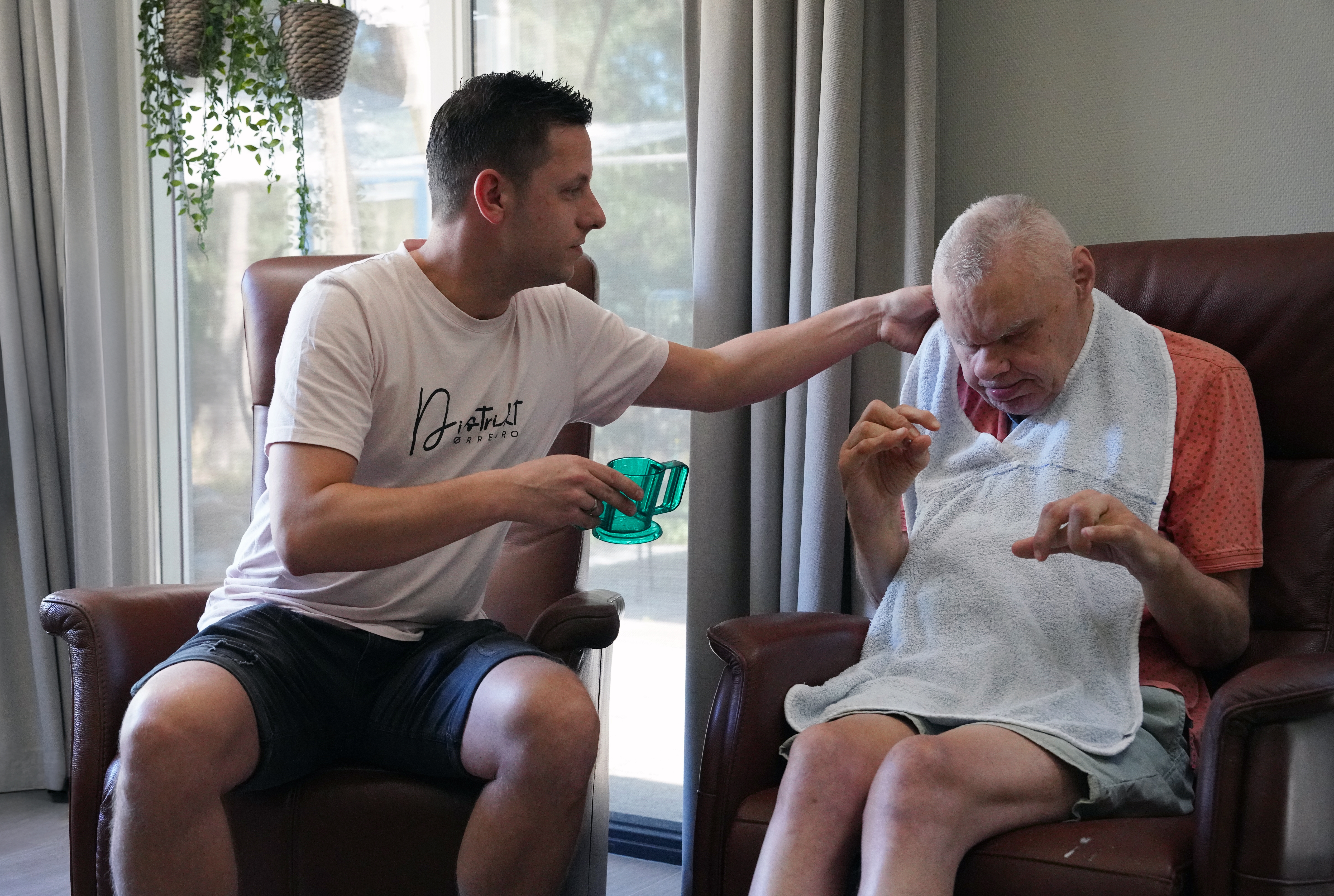 Denny werkt met plezier in de gehandicaptenzorg.