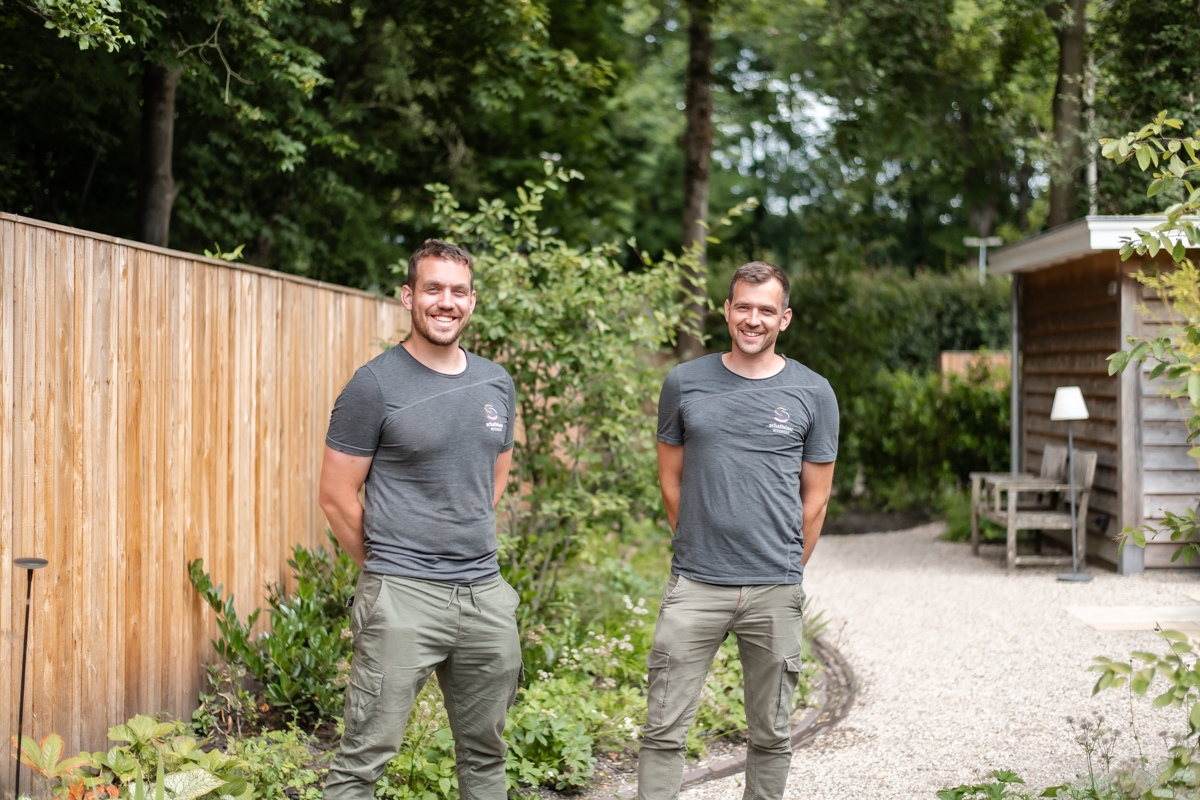 Andries (links) en Gerrit Flier zijn per direct op zoek naar een vakbekwaam hovenier