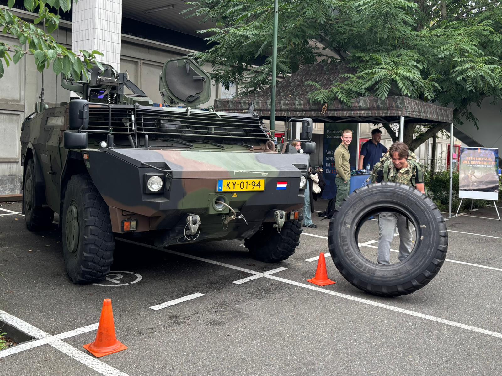 Defensie was er voor kennismaking en een sportieve uitdaging.