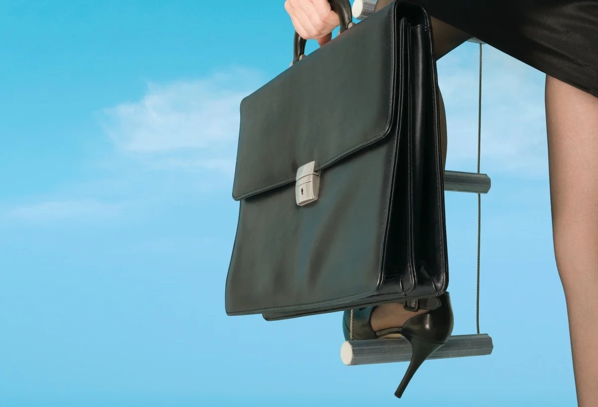 vrouwen blokkeren elkaar op weg naar de top