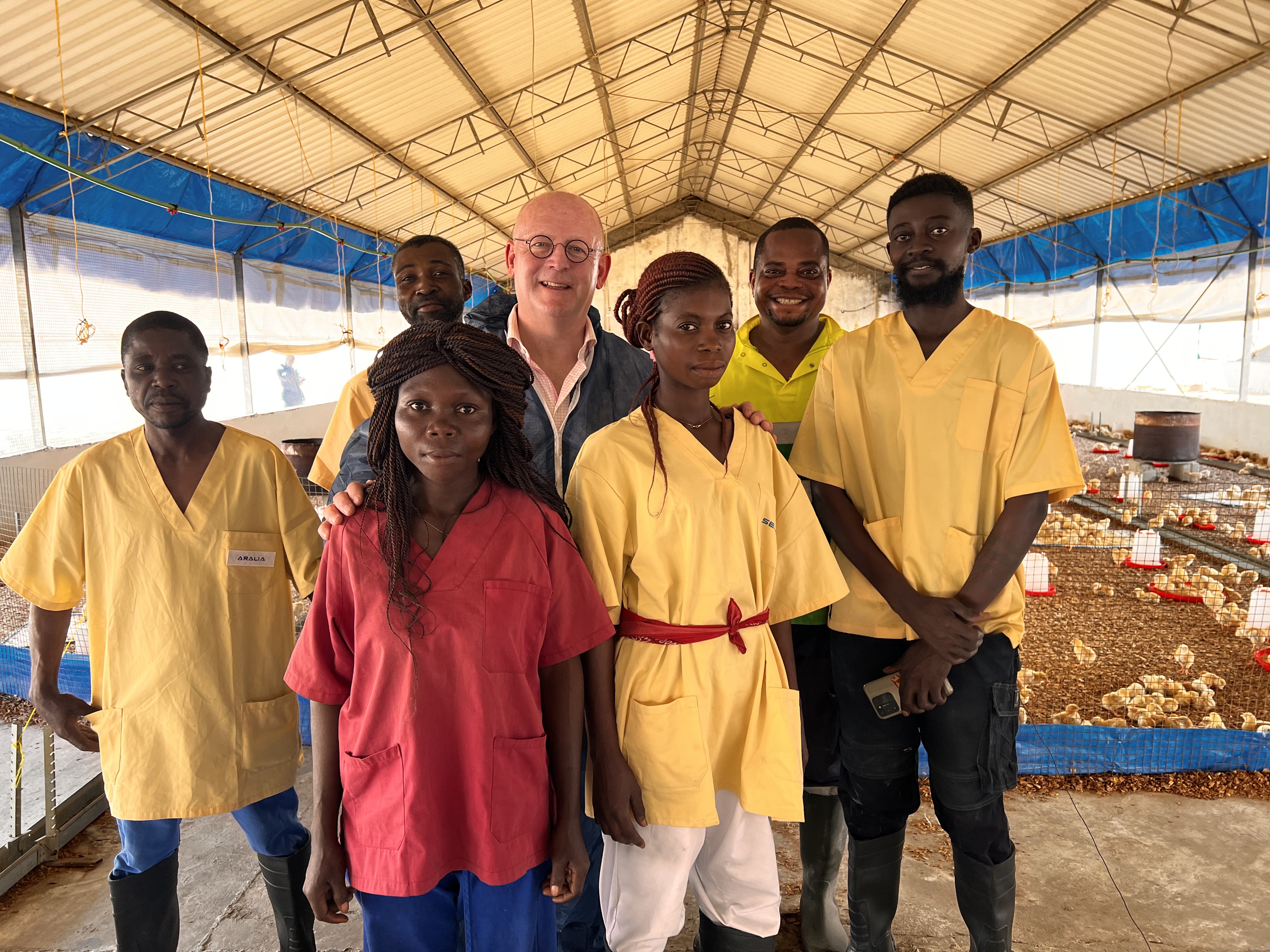 Hanno Kiezebrink zet zich actief in voor een beter Congo. Hier met een aantal medewerkers.