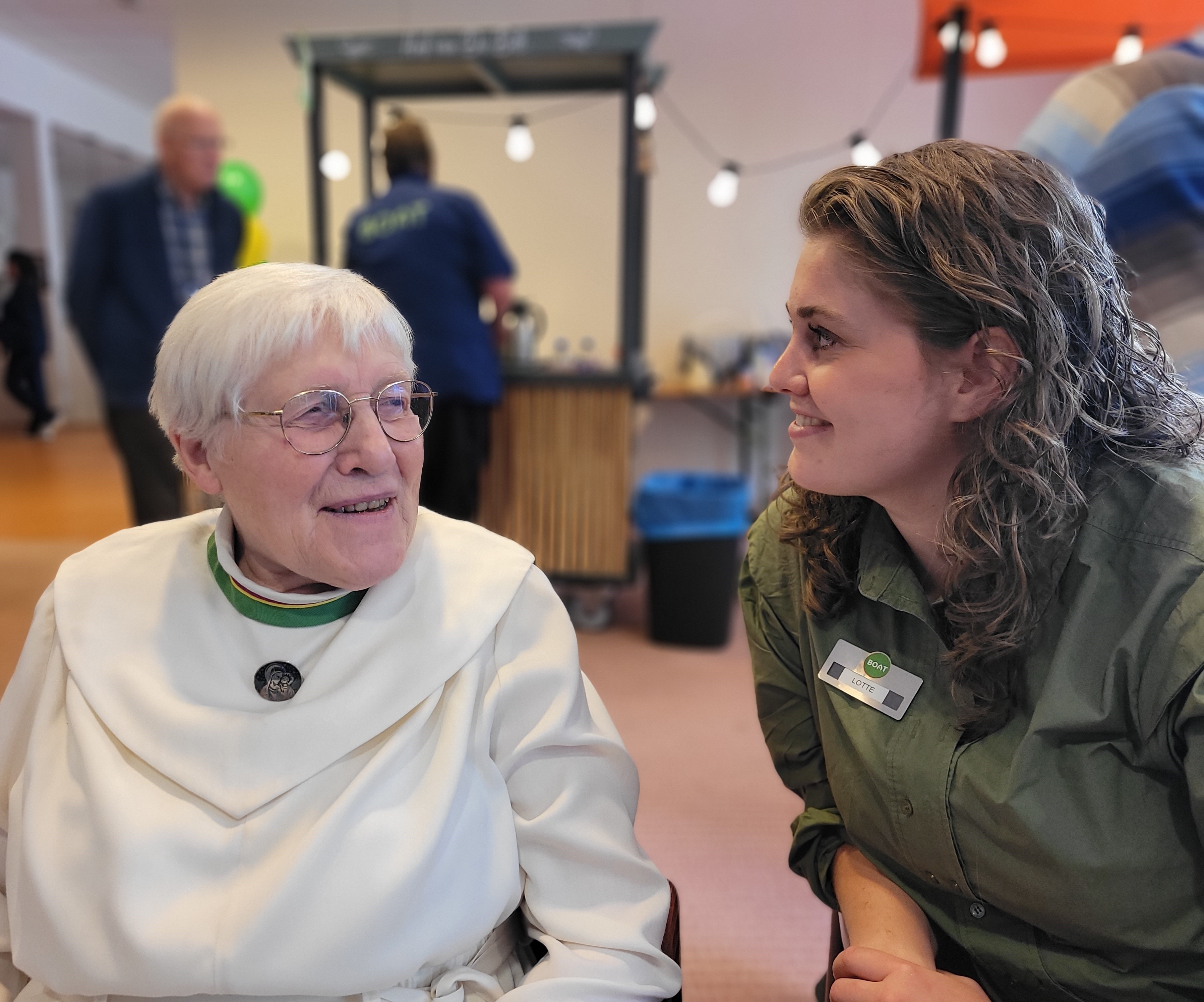 Zuster Heijboer in gesprek met Lotte Wagteveld (verpleegkundige i.o.).